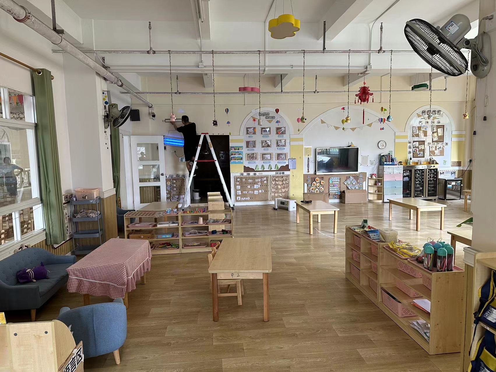 廣州飛歌環(huán)?？萍加邢薰緸橛變簣@安裝臭氧發(fā)生器